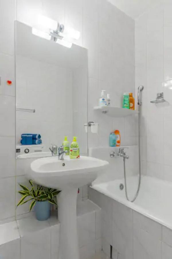 Cosy & Chic Studio Close By Victoria Square Bukarest Eksteriør billede