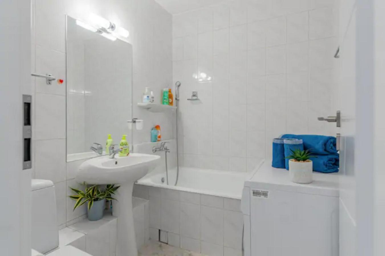 Cosy & Chic Studio Close By Victoria Square Bukarest Eksteriør billede